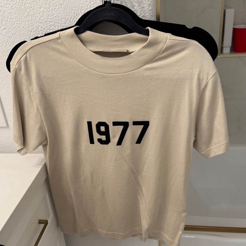 Women’s essentials T-Shirt with 1977 Print